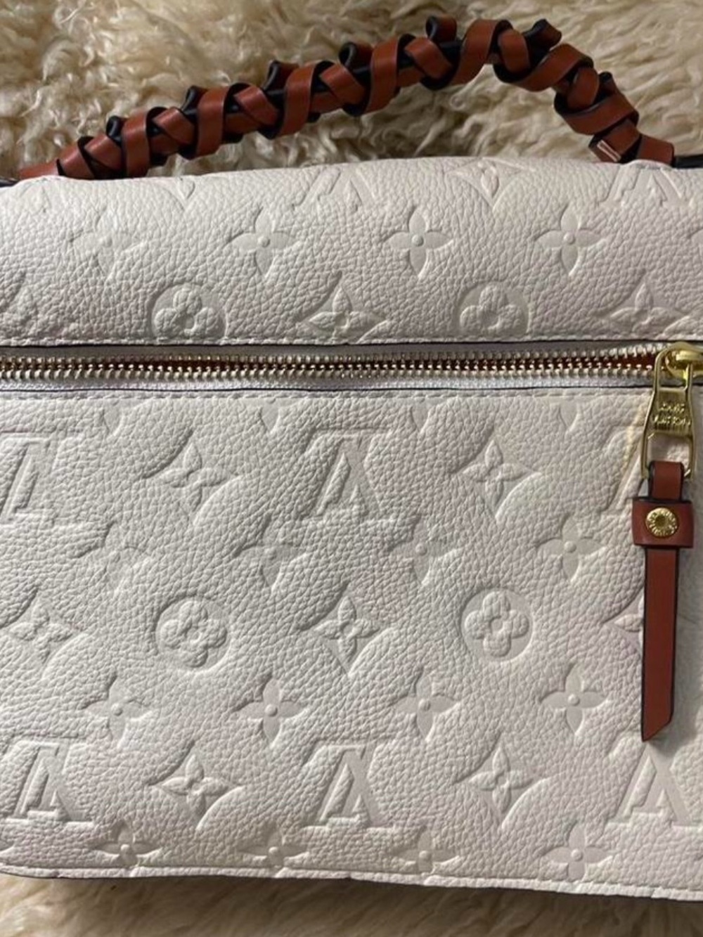 ‼️WOW‼️Source Unknown White Embossed Monogram bag with Brown Wrapped Handle‼️ - Picture 5 of 10